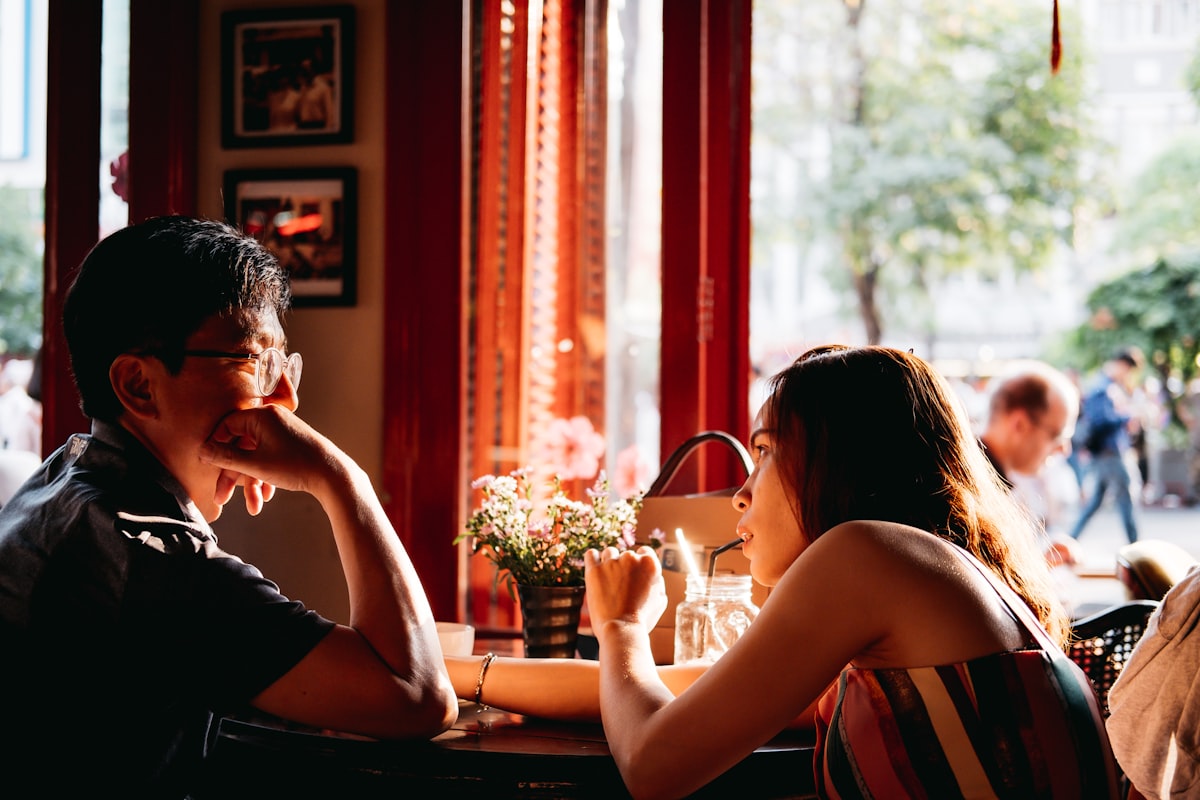 Mengatasi Kecemasan Sosial dalam Pendekatan Romantis